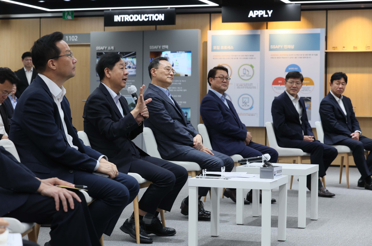 ▲구윤철 부총리 겸 기획재정부 장관이 1일 서울 강남구 삼성 청년SW·AI아카데미(SSAFY)를 찾아 교육생들과 간담회를 갖고 있다. 신태현 기자 holjjak@