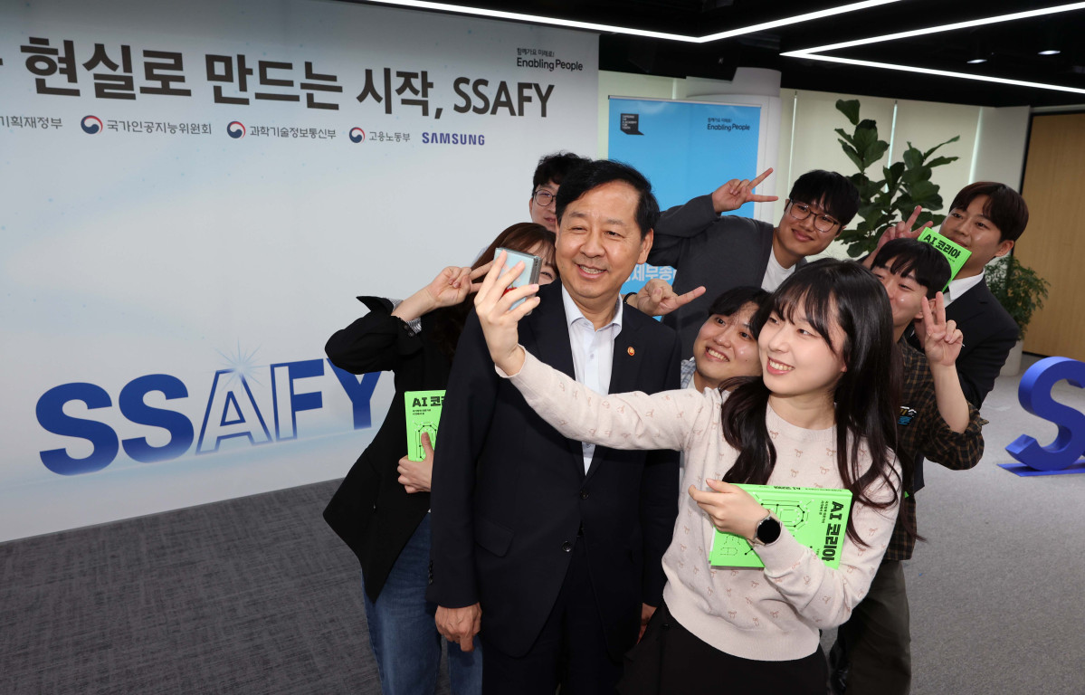 ▲구윤철 부총리 겸 기획재정부 장관이 1일 서울 강남구 삼성 청년SW·AI아카데미(SSAFY)를 찾아 교육생들과 기념촬영을 하고 있다. 신태현 기자 holjjak@