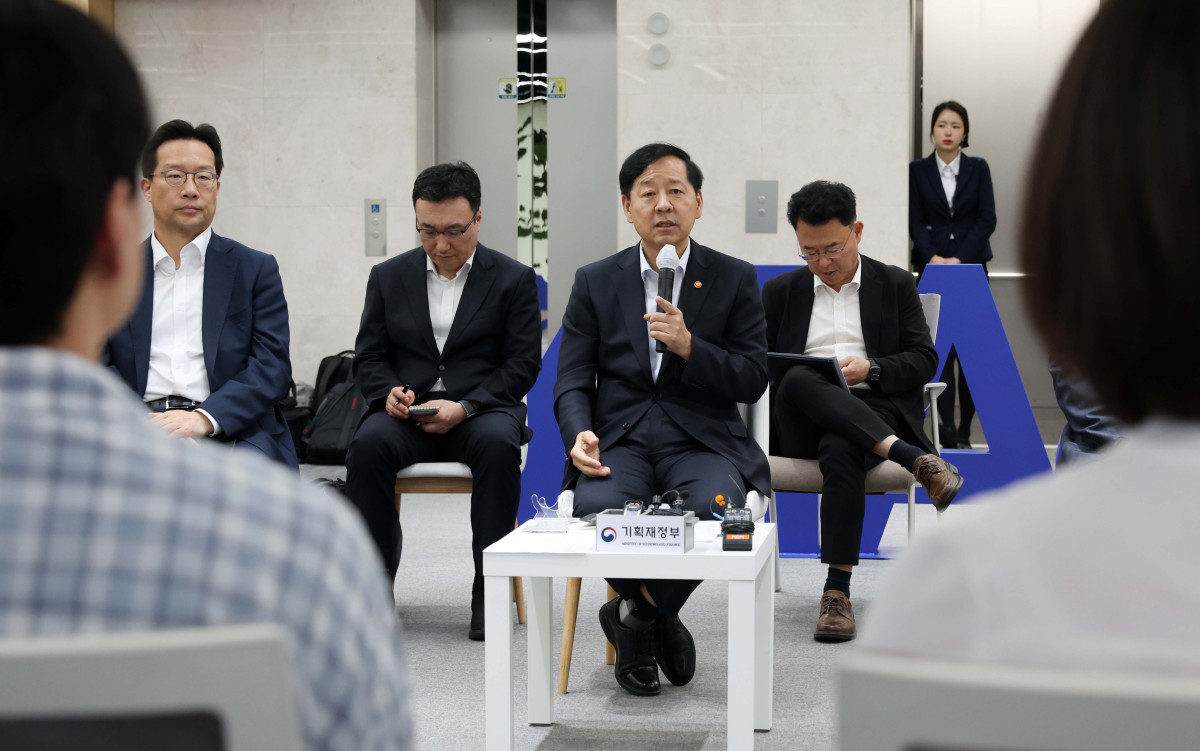 ▲구윤철 부총리 겸 기획재정부 장관이 1일 서울 강남구 삼성 청년SW·AI아카데미(SSAFY)를 찾아 교육생들과 간담회를 갖고 있다. 신태현 기자 holjjak@