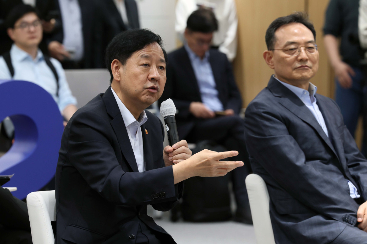 ▲구윤철 부총리 겸 기획재정부 장관이 1일 서울 강남구 삼성 청년SW·AI아카데미(SSAFY)를 찾아 교육생들과 간담회를 갖고 있다. 신태현 기자 holjjak@