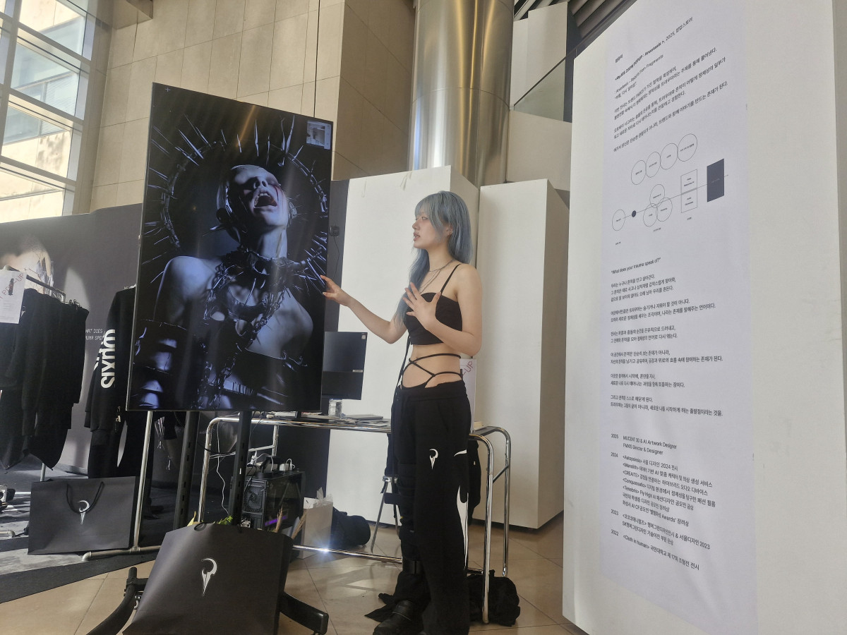 ▲국민대 AI디자인학과 제1회 졸업전시회에서 임유리(4학년)씨가 자신의 졸업 작품에 대해 설명하고 있다. (손현경 기자)