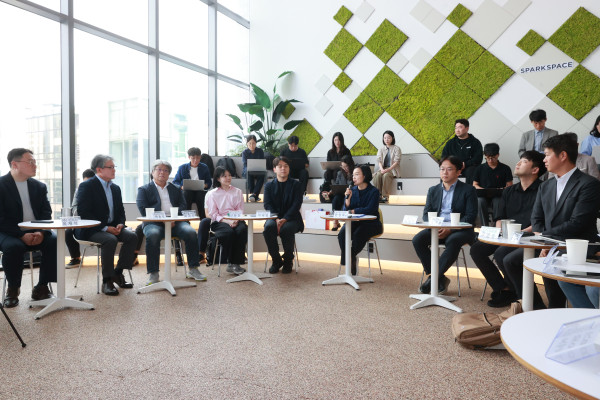 ▲한성숙 중소벤처기업부 장관은 1일 서울 서초구 뤼튼테크놀로지스를 방문해 ‘AI 스타트업 간담회’를 개최했다.  (사진제공=중소벤처기업부)