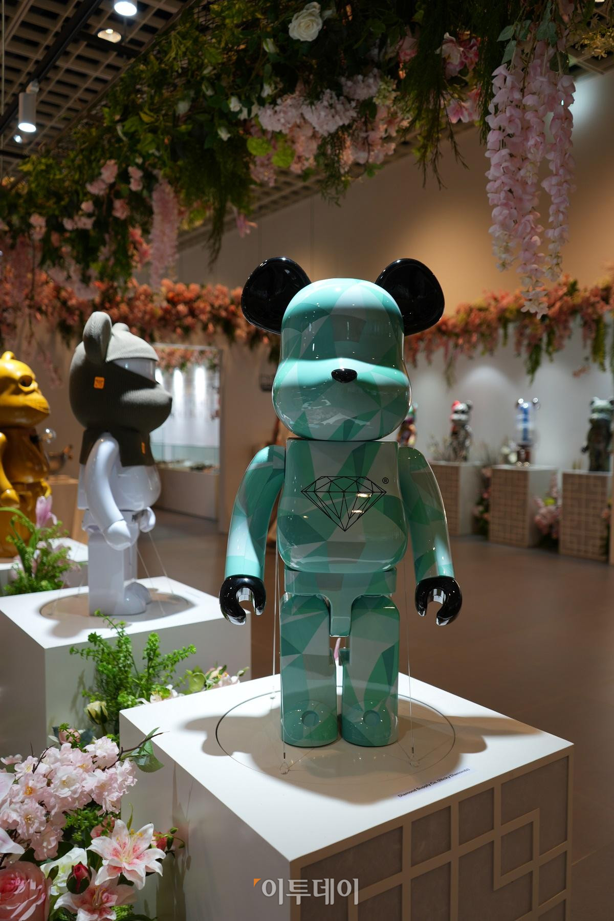 ▲LA 스트릿 컬처의 아이콘으로 불리는 다이아몬드 서플라이의 니키 다이아몬드는 ‘Brilliant’라는 키워드로 심플하면서도 강렬한 컬러와 디테일, 자유로운 스트릿 감성을 베어브릭에 투영했다. 사진제공=무브인터렉티브