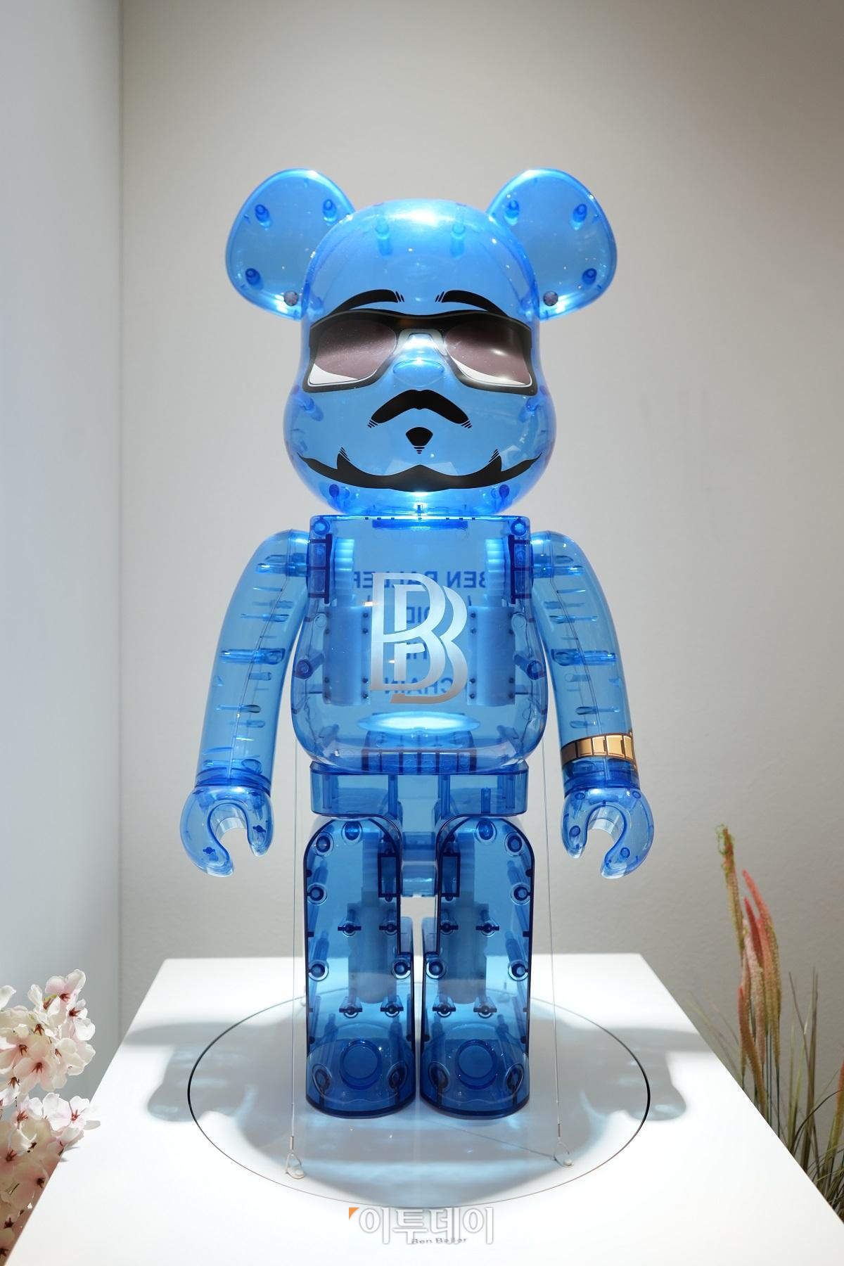 ▲LA 출신의 세계적인 주얼리 디자이너이자 한국계 사업가인 벤 볼러는 LA에서의 뿌리, 한국인의 자부심, 그리고 평생 갈고 닦은 장인정신을 한데 모아 완성한 베어브릭 작품을 ‘BE@RBRICK WORLD WIDE TOUR 3 in Seoul’에서 선보인다. 사진제공=무브인터렉티브