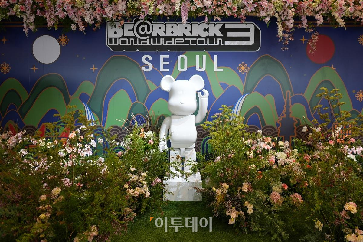 ▲오는 21일까지 베어브릭의 ‘BE@RBRICK WORLD WIDE TOUR 3 in Seoul’ 전시가 더 현대 서울에서 진행된다. 한국에서는 처음으로 개최되는 이번 전시에서는 전세계 120여명의 아티스트들의 작품을 만나볼 수 있다. 사진제공=무브인터렉티브