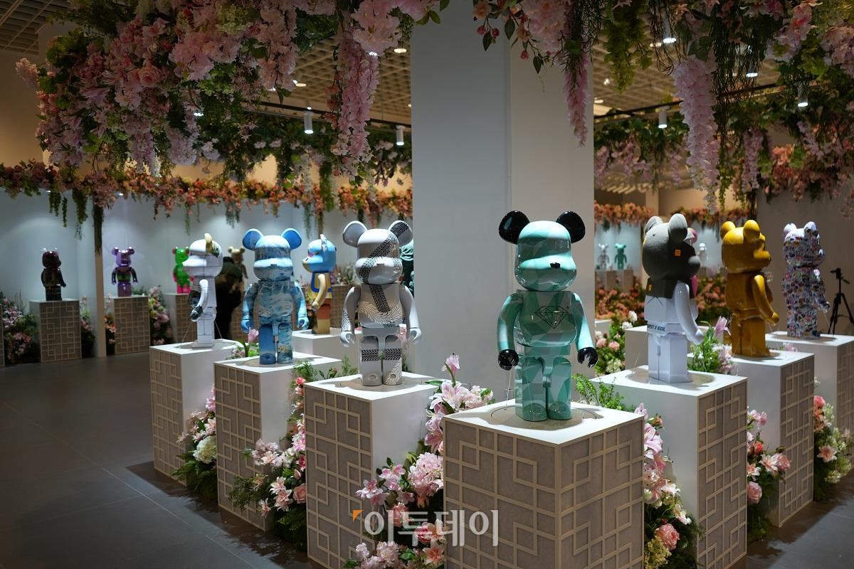 ▲오는 21일까지 베어브릭의 ‘BE@RBRICK WORLD WIDE TOUR 3 in Seoul’ 전시가 더 현대 서울에서 진행된다. 한국에서는 처음으로 개최되는 이번 전시에서는 전세계 120여명의 아티스트들의 작품을 만나볼 수 있다. 사진제공=무브인터렉티브