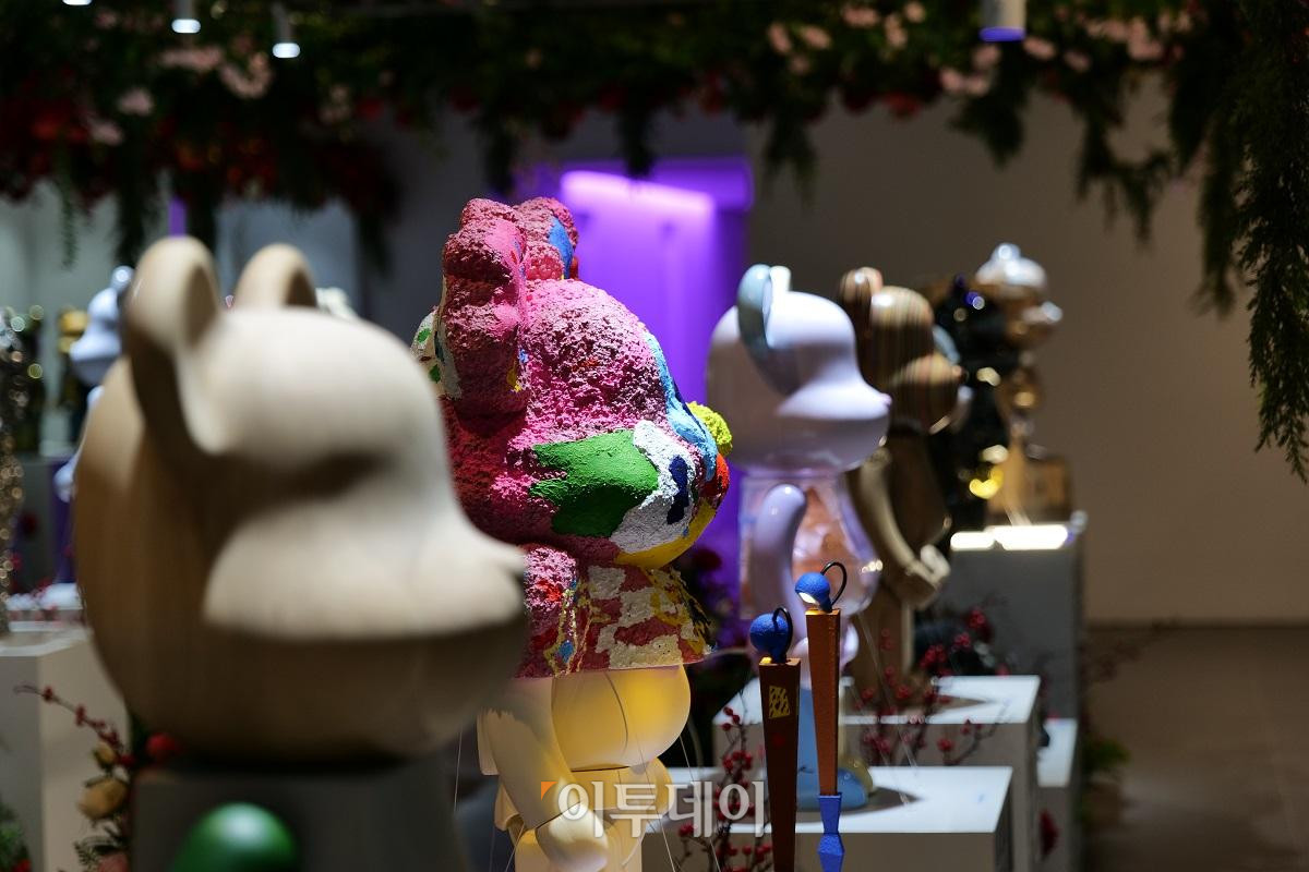 ▲오는 21일까지 베어브릭의 ‘BE@RBRICK WORLD WIDE TOUR 3 in Seoul’ 전시가 더 현대 서울에서 진행된다. 한국에서는 처음으로 개최되는 이번 전시에서는 전세계 120여명의 아티스트들의 작품을 만나볼 수 있다. 사진제공=무브인터렉티브