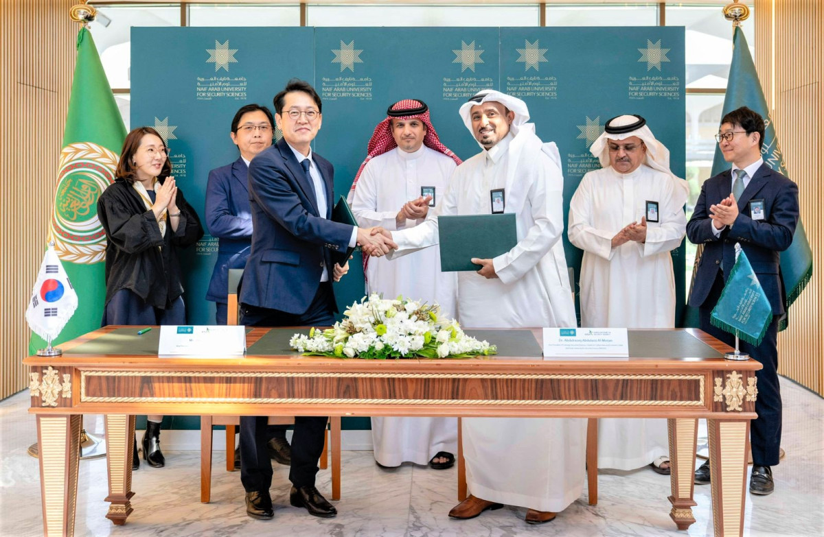 ▲30일 사우디아라비아 리야드 소재 나이프 아랍 안보과학대학교에서 열린 한국인터넷진흥원-나이프 아랍 안보과학대학교 간 '사이버보안 및 인공지능(AI) 분야 업무협약식'에서 관계자들이 기념 촬영을 하고 있다. (앞줄 왼쪽부터) 한국인터넷진흥원 오진영 정보보호산업본부장, 나이프 아랍 안보과학대학교 압둘라작 알무르잔 훈련부 부총장 (뒷줄 왼쪽부터) 한국인터넷진흥원 이혜진 책임, 봉기환 중동전략거점 소장, 나이프 아랍 안보과학대학교 압둘마지드 바니안 총장, 크할리드 하르파시 외부협력 부총장, 김경곤 사이버보안 및 디지털 포렌식 학과장. (사진제공=KISA)