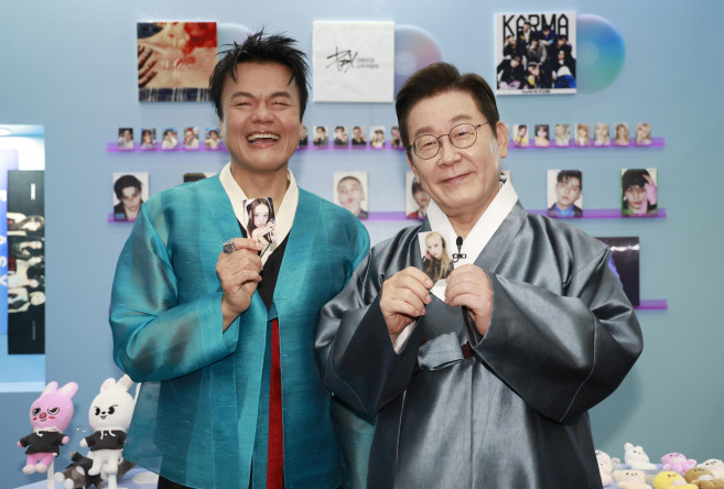 ▲이재명 대통령이 1일 경기 고양시 킨텍스에서 열린 대중문화교류위원회 출범식에서 박진영 대중문화교류위원회 공동위원장과 K컬처 체험존에서 기념 촬영을 하고 있다.   (연합뉴스)