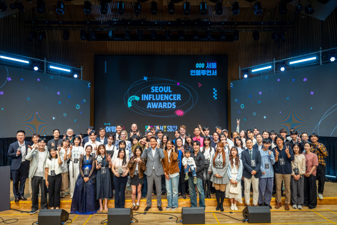 ▲오세훈 서울시장과 서울 인플루언서 어워즈 참석자들이 1일 서울시청에서 기념촬영을 하고 있다. (사진제공=서울시)