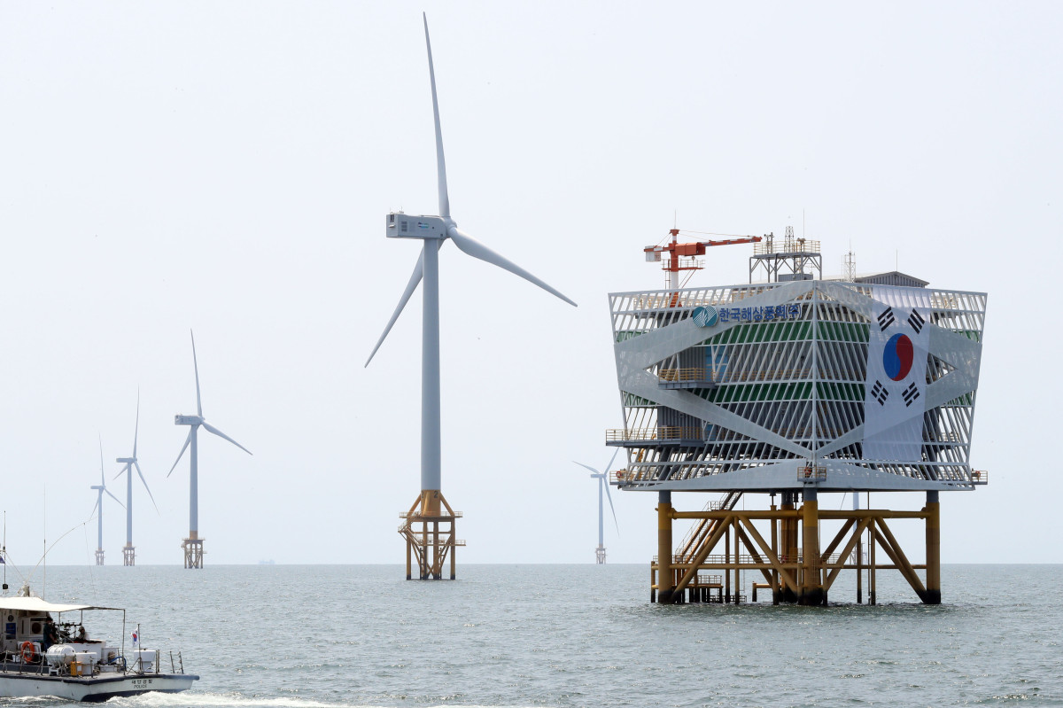 ▲전북 부안군 위도 근처의 서남권 해상풍력 실증단지 모습. (사진=뉴시스)