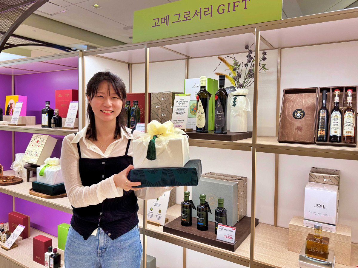 ▲서울시 중구 소공동에 위치한 롯데백화점 본점 지하 1층에서 바로 픽업 상품을 홍보하는 모델의 모습 (사진제공=롯데백화점)