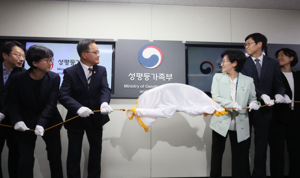 ▲원민경 성평등가족부 장관(가운데에서 오른쪽)이 정구창 차관(가운데에서 왼쪽) 등 관계자들과 함께 1일(수) 오후 정부서울청사에서 성평등가족부 현판식을 진행하고 있다. (성평등부)