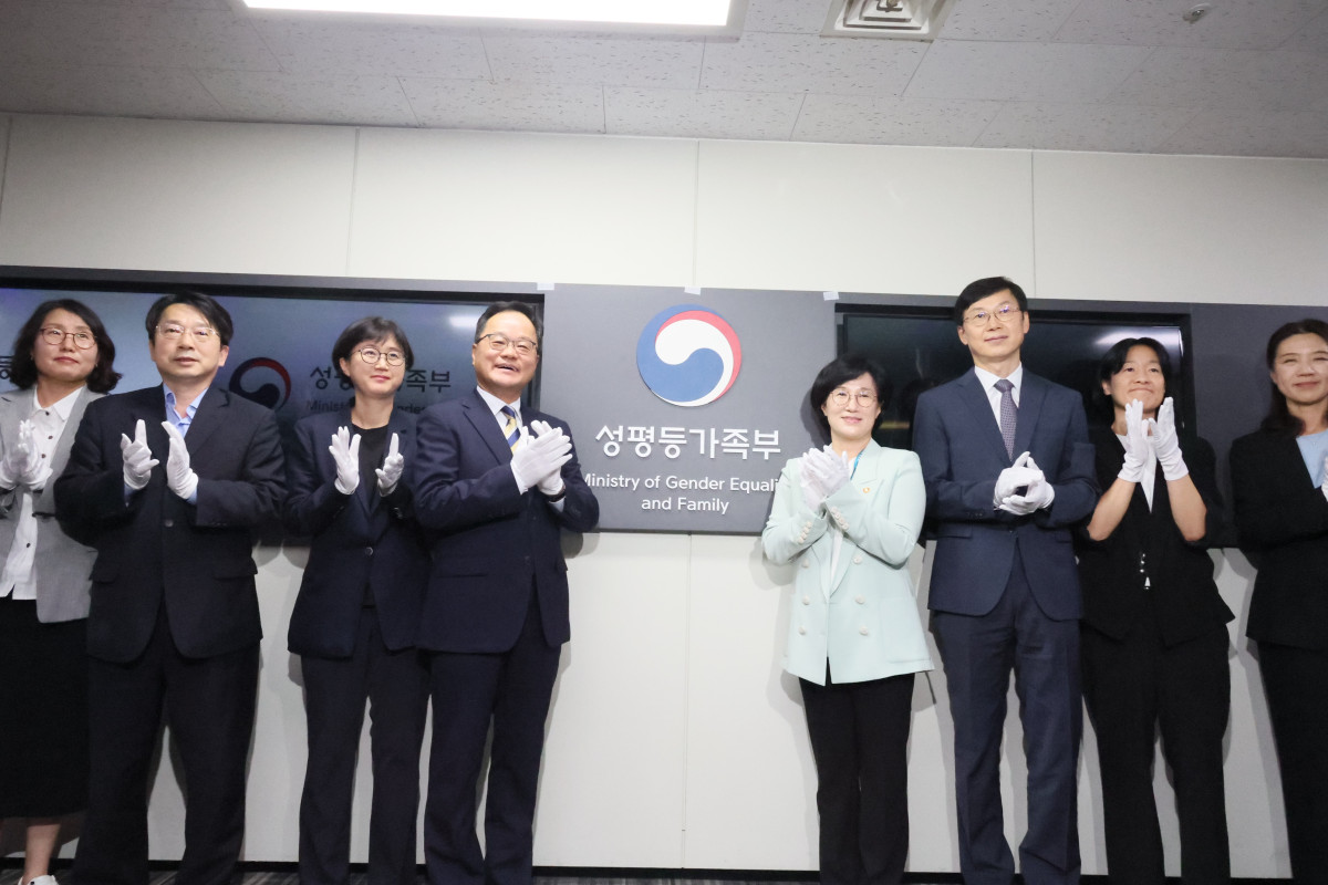 ▲원민경 성평등가족부 장관(가운데에서 오른쪽)이 정구창 차관(가운데에서 왼쪽) 등 관계자들과 함께 1일(수) 오후 정부서울청사에서 성평등가족부 현판식을 진행하고 있다. (성평등부)