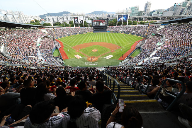 ▲지난달 7일 서울 잠실야구장에서 열린 '2025 KBO리그' SSG 랜더스와 LG 트윈스의 경기, 야구팬들이 응원을 하고 있다. KBO(한국야구위원회)에 따르면 지난달 5일 프로야구는 누적 관중 1090만1173명을 기록했다. 이는 635경기 만에 세운 단일 시즌 역대 최다 기록이다. 2025.09.07. (뉴시스)