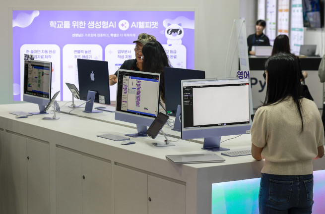 ▲지난달 18일 서울 강남구 코엑스에서 열린 에듀테크 코리아 페어에서 참관객들이 학교를 위한 생성형AI를 살펴보고 있다. 2025.09.18. (뉴시스)