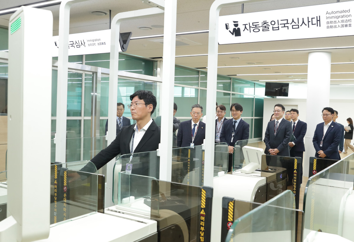 ▲정성호 법무부 장관이 1일 김해국제공항을 방문해 출입국 시설을 점검하고 있다. (법무부)