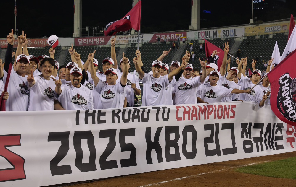 ▲LG 트윈스 선수 및 코칭스태프들이 1일 서울 잠실야구장에서 정규 시즌 우승을 확정한 뒤 세리머니를 하고 있다. (연합뉴스)