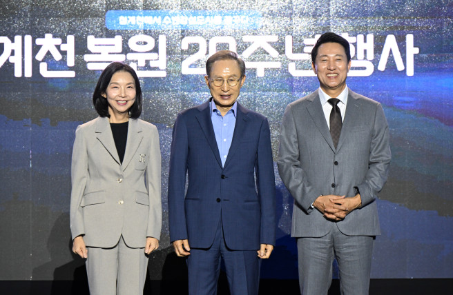 ▲ 오세훈 서울시장이 1일 청계광장에서 열린 '청계천 복원 20주년 기념식'에 참석해 이명박 전 대통령(가운데) 및 최호정 서울시의회 의장(완쪽)과 기념촬영을 하고 있다. (사진제공=서울시)