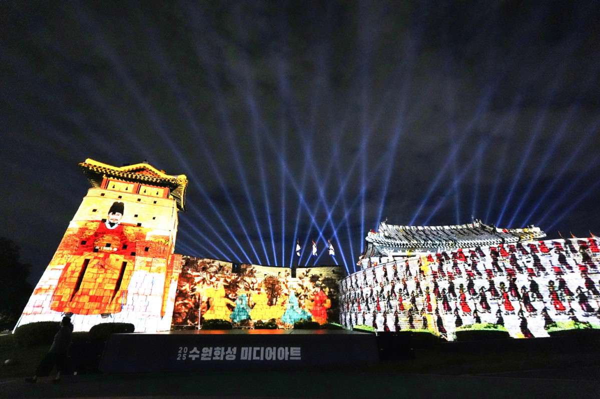 ▲화서문 성벽에 2025 수원화성 미디어아트 메인 작품인 ‘새빛 향연’이 상영되고 있다. (수원특례시)