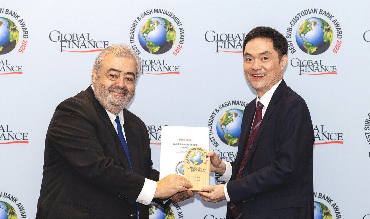 ▲권우철(사진 오른쪽) 하나은행 수탁영업부 팀장이 안드레아 피아노(Andrea Fiano) 글로벌파이낸스지 편집자와 기념 촬영을 하고 있다. (사진제공=하나은행)