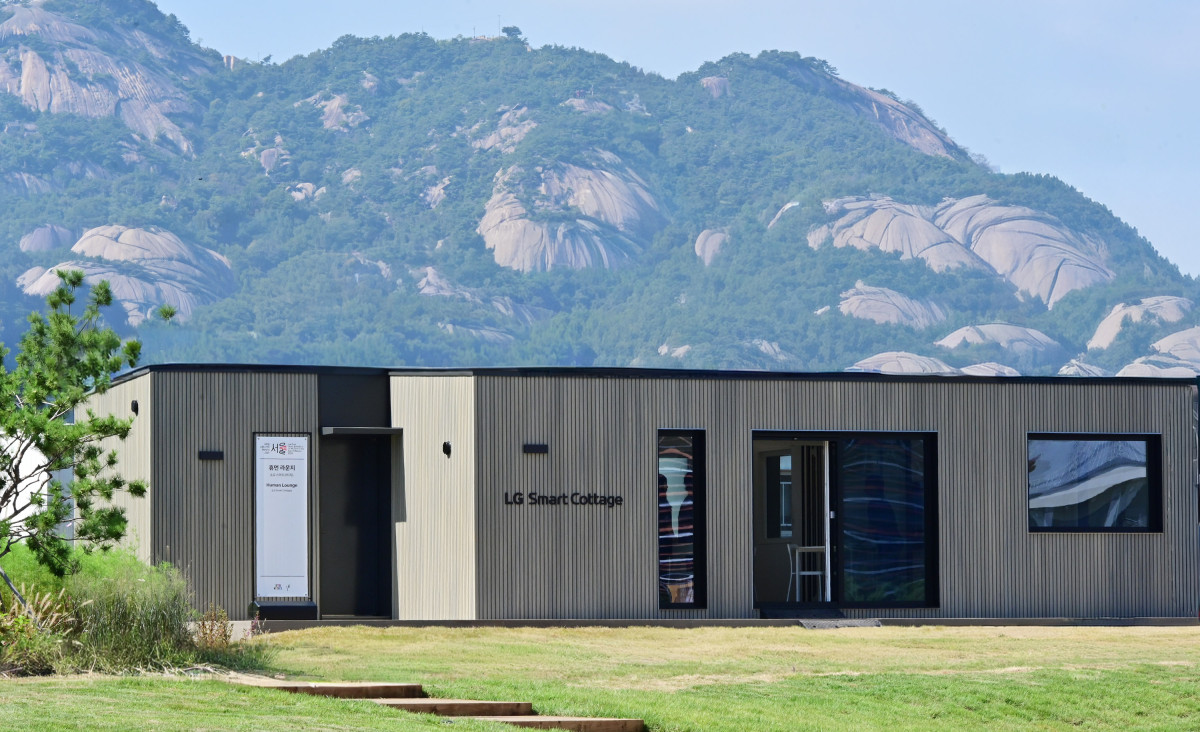 ▲서울 종로구 '열린송현 녹지광장'에 LG 스마트코티지 16평형 신모델이 설치돼 있다. (자료제공=LG전자)