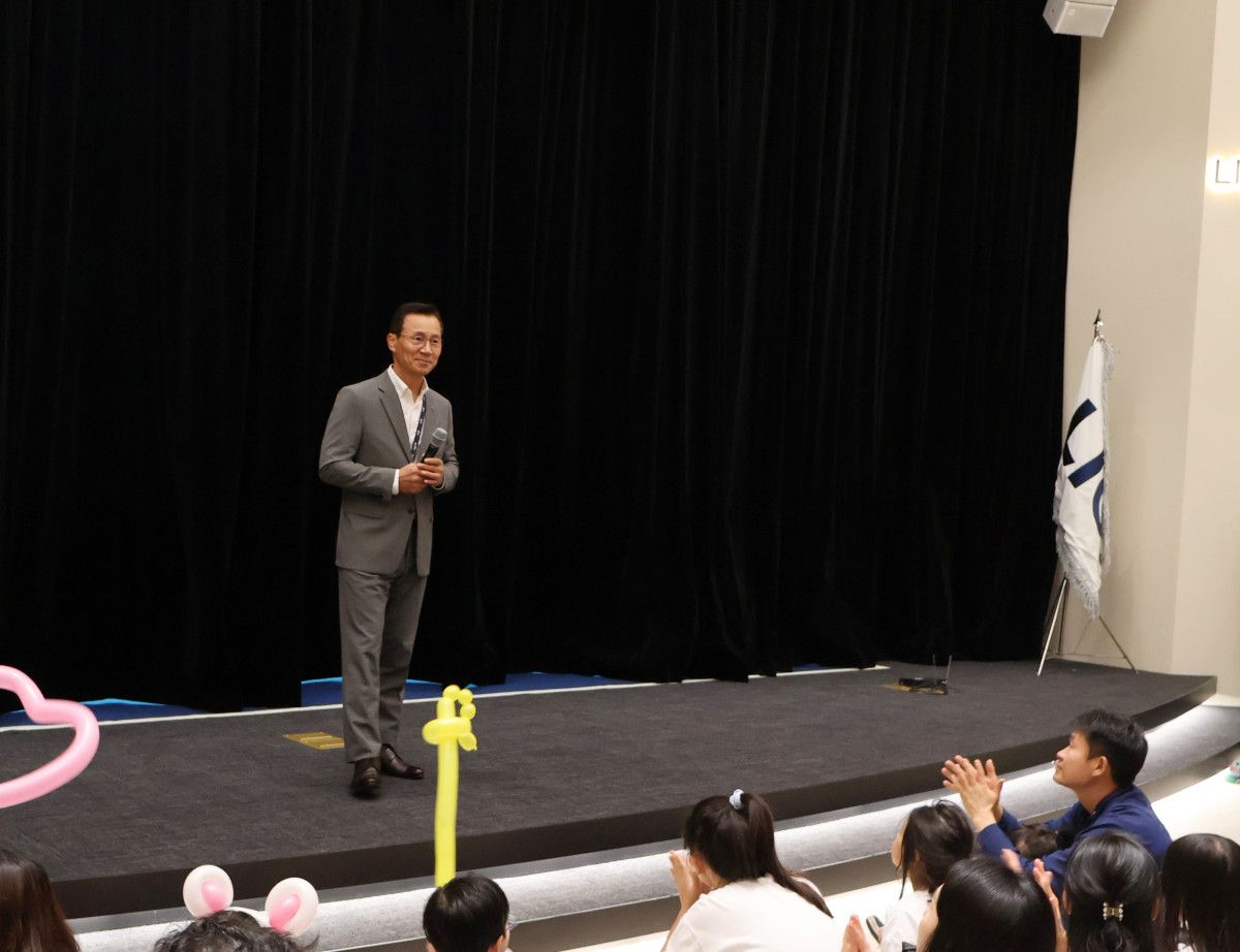 ▲'2025 LIG넥스원 패밀리데이' 행사에서 신익현 LIG넥스원 대표이사가 인사말을 하고 있다. (LIG넥스원)