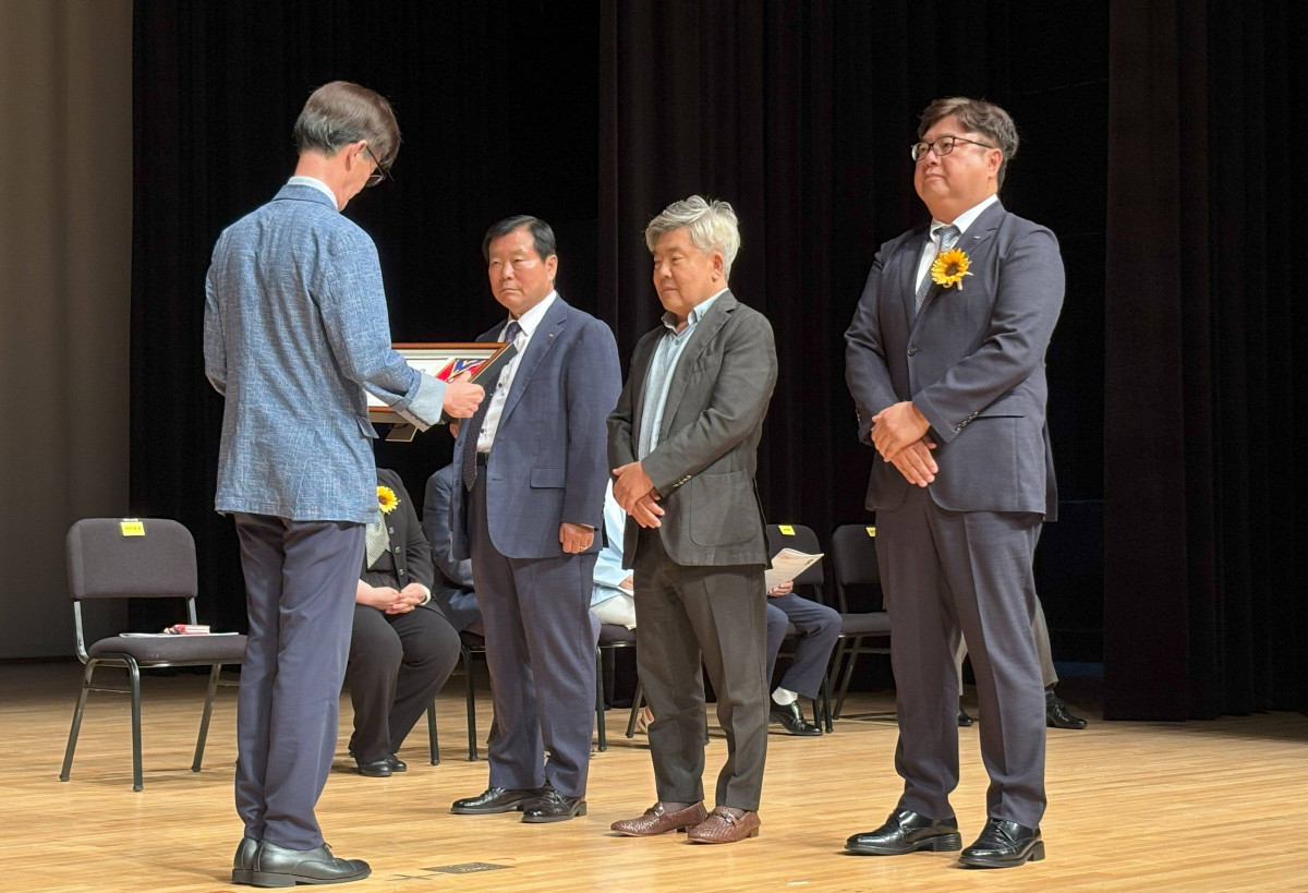 ▲심재엽  OCI 군산공장 공장장(사진 오른쪽)이 대한적십자사로부터 회원유공장 최고명예대장을 수여받고 있다. (OCI)