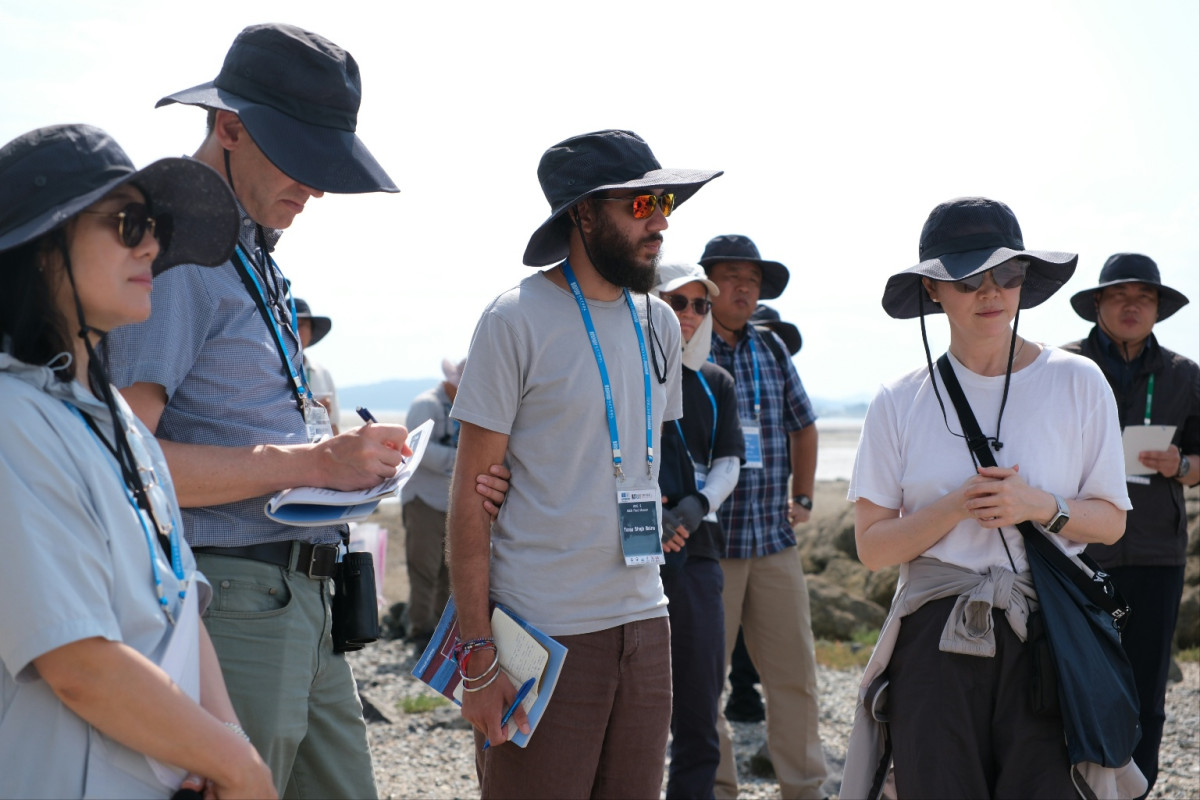 ▲국제자연보전연맹 현장 실사 모습. 왼쪽에서 두번째가 자문위원 바스티안 베르츠키(Bastian Bertzky), 세번째가 전문관 테레스 싱 베인스(Taras Singh Bains). (사진제공=해양수산부)