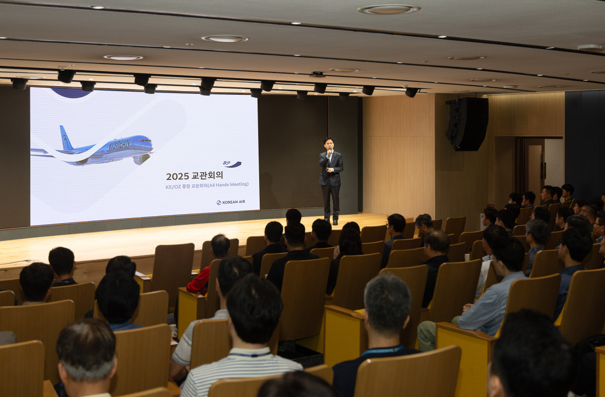▲대한항공은 지난 1일 서울 강서구 대한항공 본사와 인천 계양체육관에서 아시아나항공과 공동으로 ‘2025 후반기 교관회의 겸 통합 워크숍’을 개최했다. 워크숍에 앞서 참석자를 대상으로 인사말을 하고 있는 김해룡 대한항공 운항본부장.  (사진=대한항공)