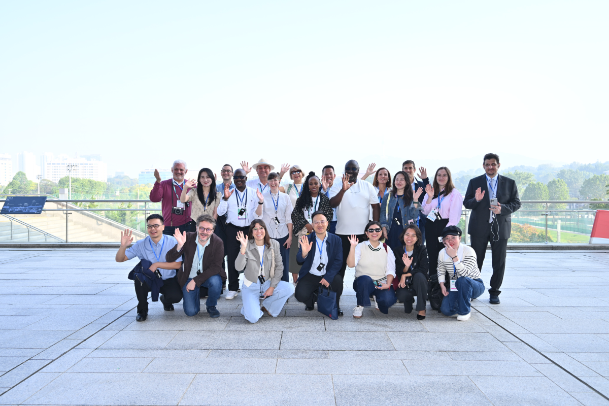 ▲2025 세계대도시협의회 창립 40주년 기념 서울 총회’ 참석자들이 남산을 배경으로 기념 사진을 찍고 있다. (서울시)