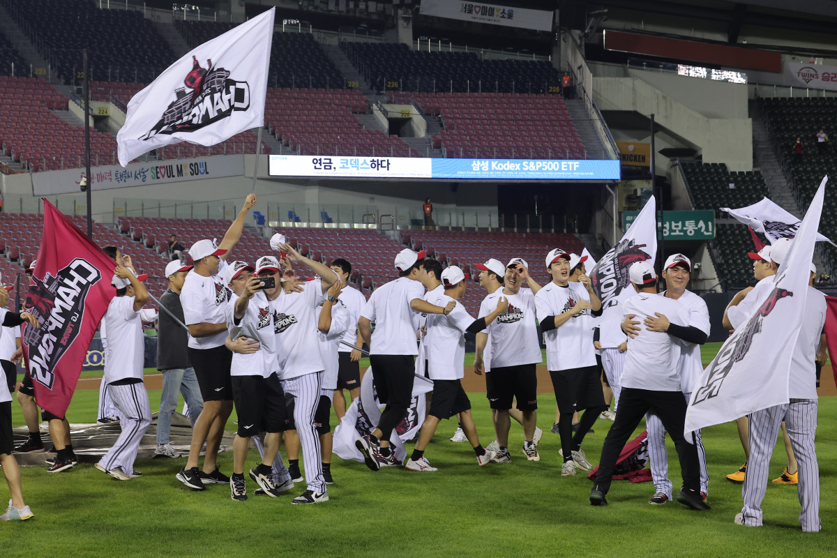 ▲프로야구 LG 트윈스 선수들이 1일 잠실야구장에서 열린 NC와의 경기를 마치고 '정규리그 1위' 세리머니를 하고 있다. (연합뉴스)