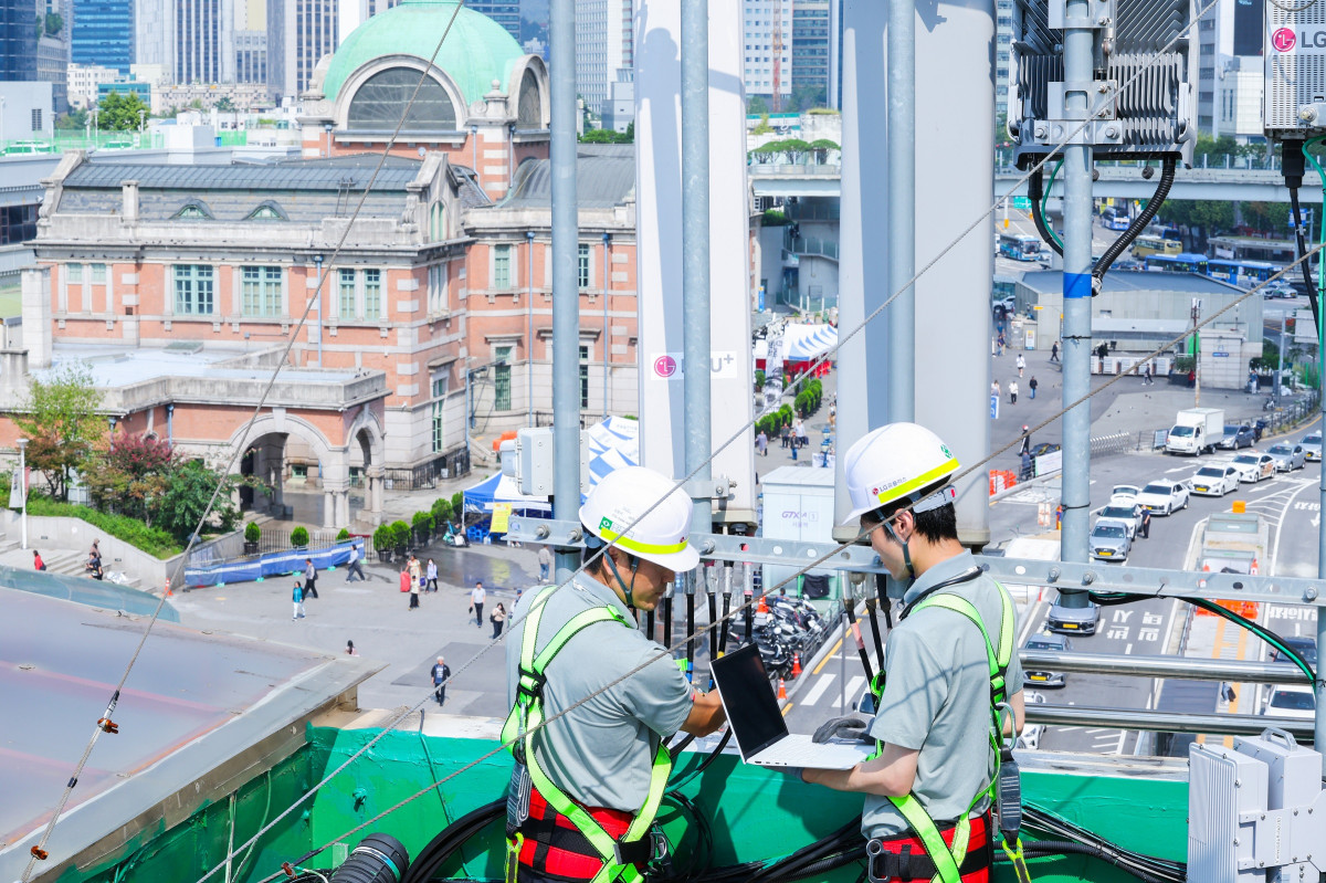 ▲ LG유플러스 임직원이 서울역 인근 네트워크 장비를 점검하고 있는 모습 (사진제공=LG유플러스)