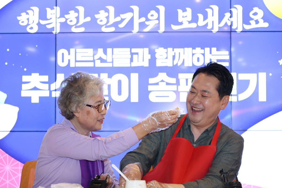 ▲국민의힘 장동혁 대표가 추석 연휴를 하루 앞둔 2일 서울 동대문구 동백꽃 노인복지관에서 어르신이 빚은 송편을 맛보고 있다. 2025.10.2 (연합뉴스)