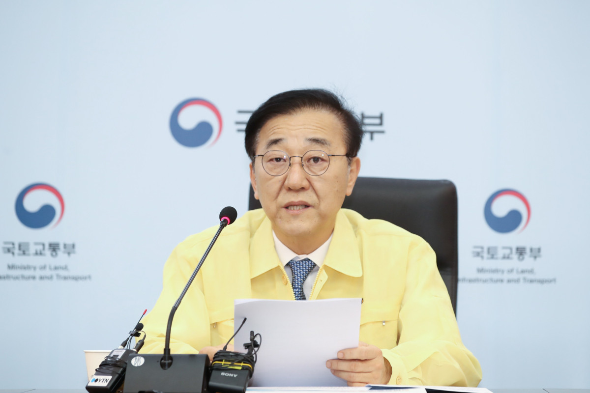 ▲김윤덕 국토교통부 장관이 2일 정부세종청사 국가교통정보센터에서 2025년 추석 연휴 특별교통대책 관련 준비상황 보고회를 주재하고 있다. (사진제공=국토교통부)