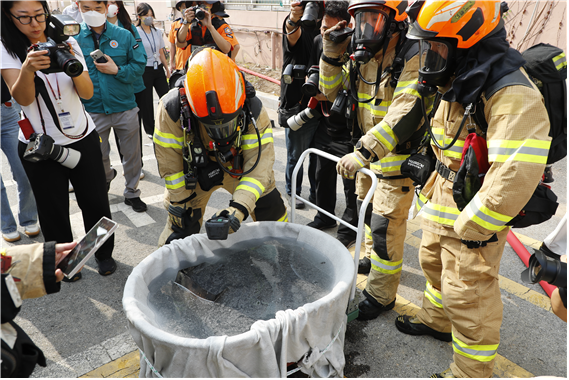 ▲리튬이온 배터리 화재 실험 현장 모습. (사진제공=서울시)