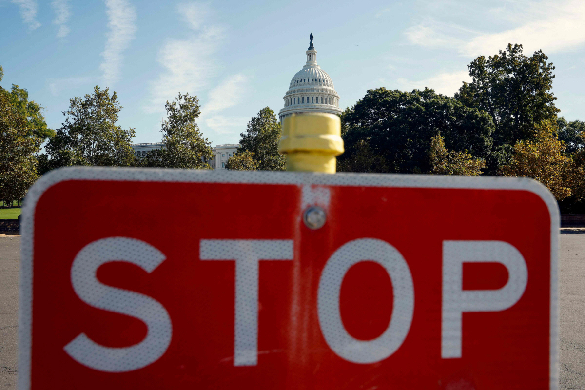 ▲미국 워싱턴D.C.에서 1일(현지시간) 멈춤 표시 너머로 의회 건물이 보인다.  (워싱턴D.C./AFP연합뉴스)