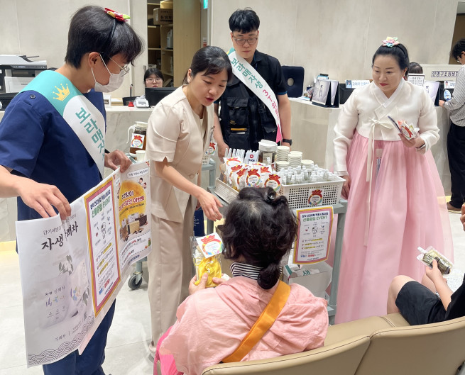 ▲보라매자생한방병원 의료진이 한복을 입고 첩약 퀴즈 이벤트를 진행하고 있다. (사진제공=자생한방병원)