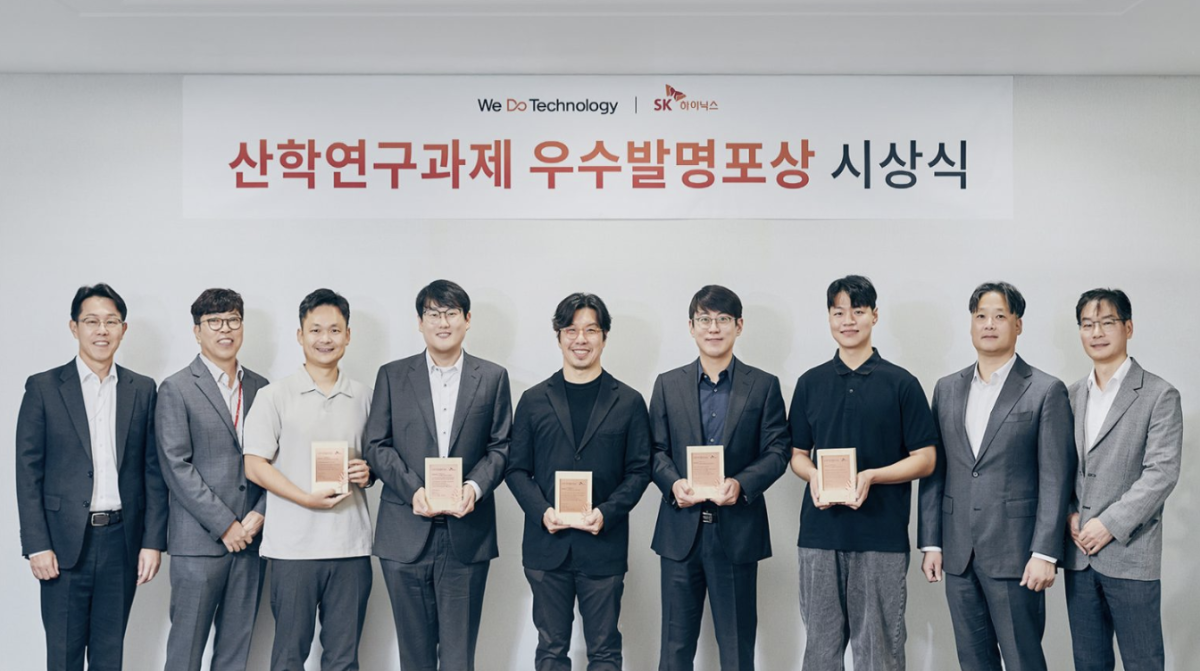 ▲SK하이닉스가 1일 경기도 이천 본사에서 제13회 산학연구과제 우수발명 포상식을 열었다. 왼쪽부터 SK하이닉스 채희석 부사장(법무/특허 담당), 차선용 미래기술연구원장(CTO), 포항공과대학교 김원화 교수, 고려대학교 김영진 교수, 연세대학교 이태윤 교수, 포항공과대학교 최동구 교수, 고려대학교 조한샘 연구원(고려대학교 김성범 교수 대리 수상), SK하이닉스 김재범 부사장(R&D전략 담당), 김연수 부사장(특허 담당) (사진-SK하이닉스 뉴스룸)