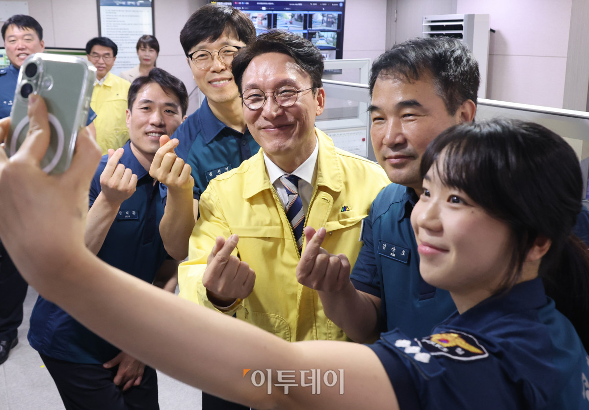 ▲김민석 국무총리가 2일 추석연휴 비상근무기관인 서울 종로구 서울경찰청 112 종합상황실을 방문해 근무자들과 셀카를 촬영하고 있다. 청사사진기자단