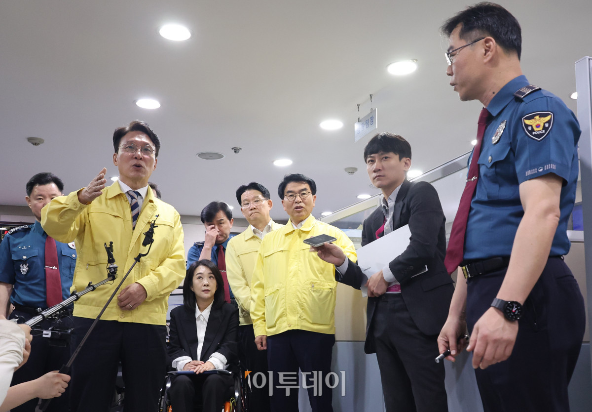 ▲김민석 국무총리가 2일 추석연휴 비상근무기관인 서울 종로구 서울경찰청 112 종합상황실을 방문해 112치안종합상황실장으로부터 현황보고를 받고 있다. 청사사진기자단