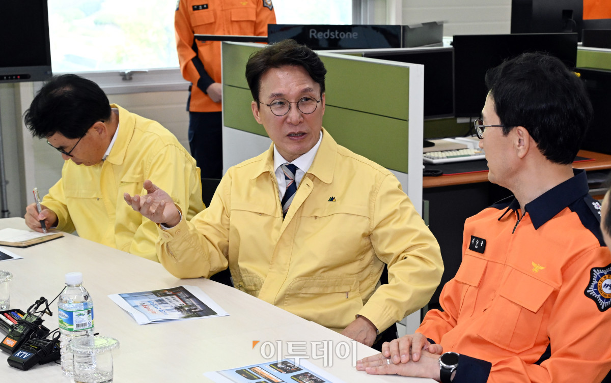 ▲김민석 국무총리가 추석명절을 하루 앞둔 2일 서울 종로구 종로소방서를 방문해 김승룡 소방청장 직무대행과 대화를 나누고 있다. 청사사진기자단