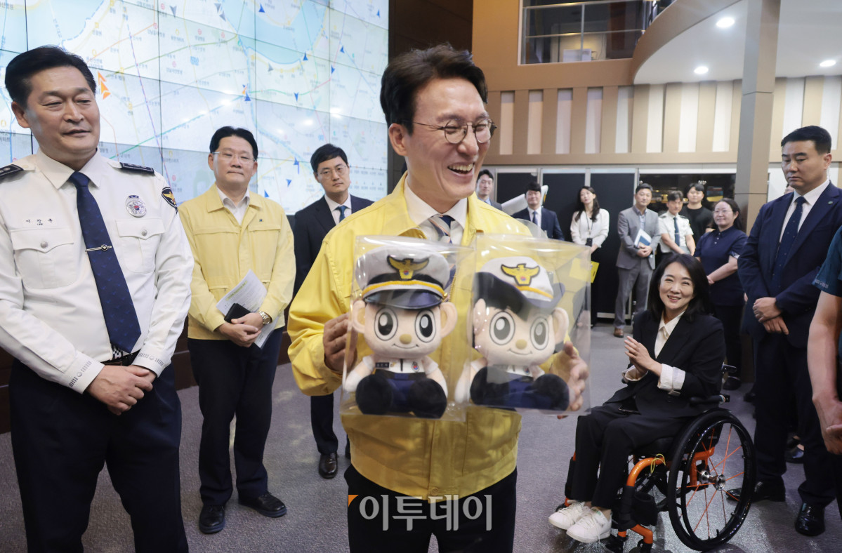 ▲김민석 국무총리가 2일 추석연휴 비상근무기관인 서울 종로구 서울경찰청 교통정보센터를 방문해 박정보 서울경찰청장과 근무자로부터 포돌이, 포순이 인형을 선물받고 있다. 청사사진기자단