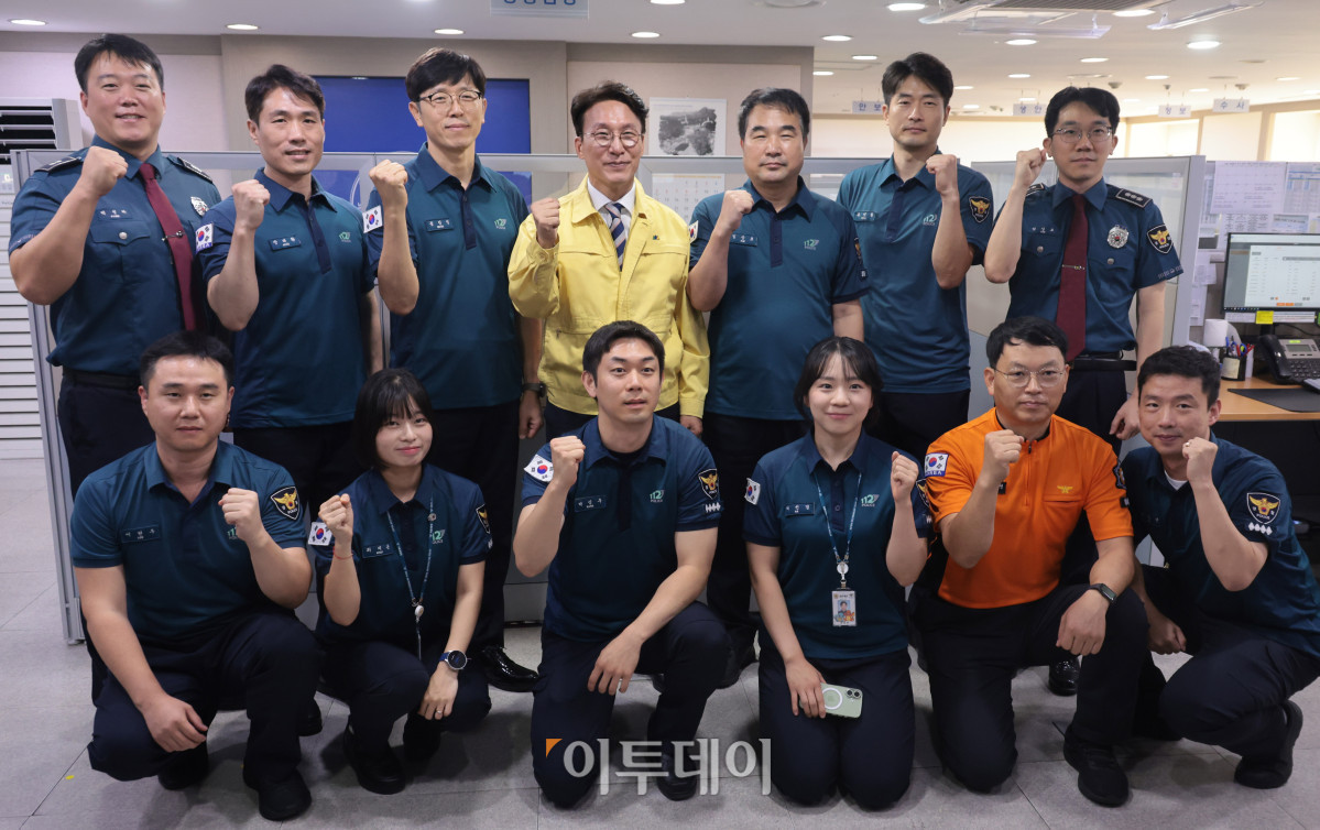 ▲김민석(뒷줄 가운데) 국무총리가 2일 추석연휴 비상근무기관인 서울 종로구 서울경찰청 112 종합상황실을 방문해 근무자들과 기념촬영을 하고 있다. 청사사진기자단