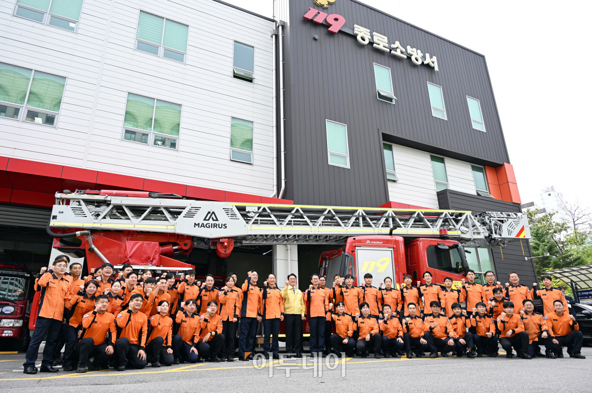 ▲김민석 국무총리가 추석명절을 하루 앞둔 2일 서울 종로구 종로소방서를 격려 방문해 근무자들과 기념사진을 찍고 있다. 청사사진기자단