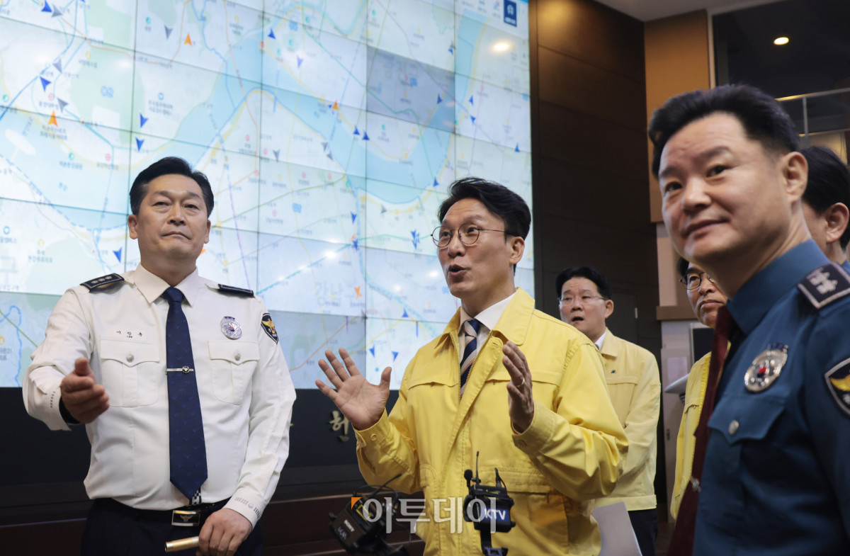▲김민석 국무총리가 2일 추석연휴 비상근무기관인 서울 종로구 서울경찰청 교통정보센터를 방문해 현황 보고받고 있다. 청사사진기자단