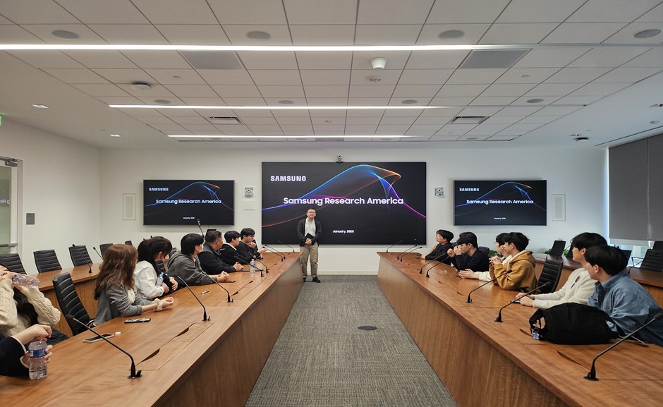 ▲ 삼성전자와 연계한 고려대 차세대통신학과 학생들이 해외 연수 프로그램을 통해 삼성전자 미주법인 'Samsung Research America'에 방문한 모습. (사진 제공 = 고려대학교 )