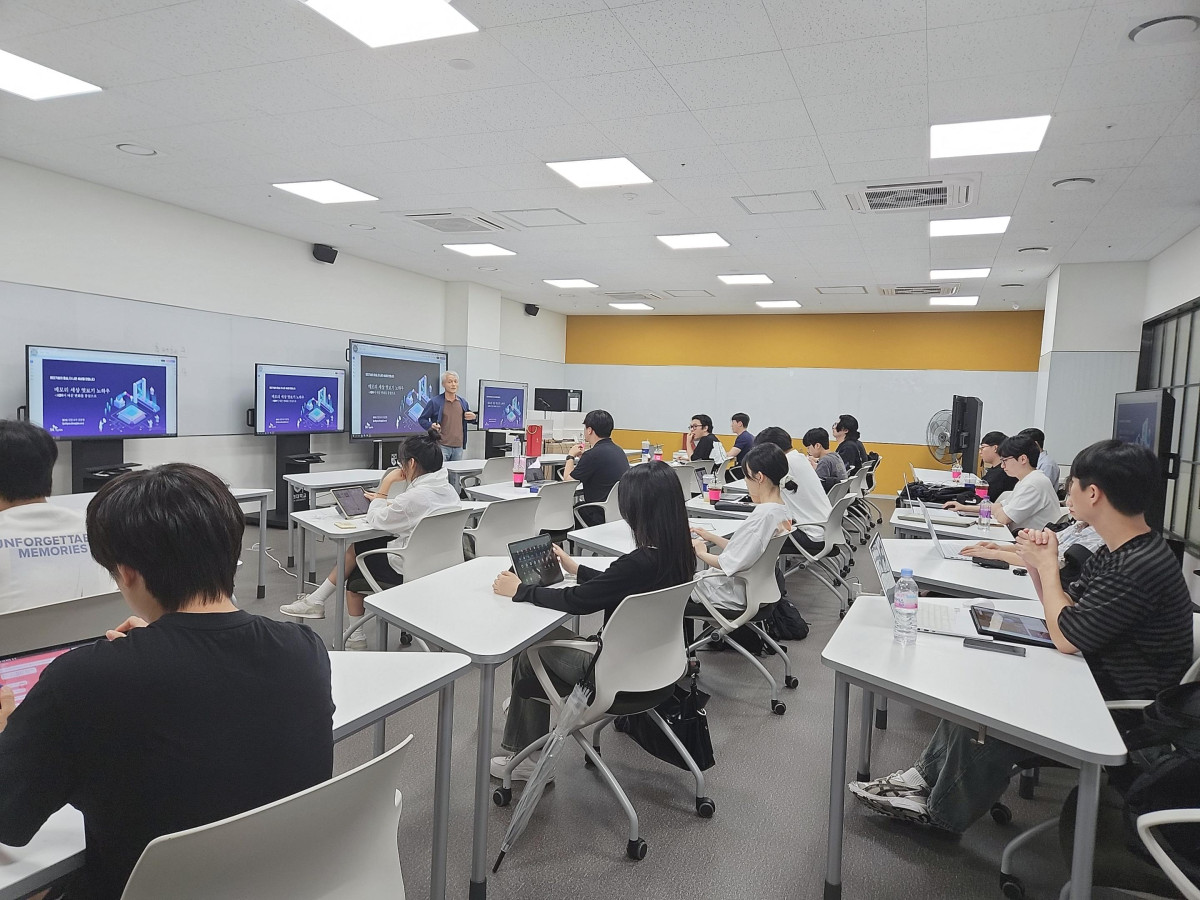 ▲SK하이닉스와 연계한 고려대 반도체공학과의 학생들이 강의를 듣고 있는 모습.  