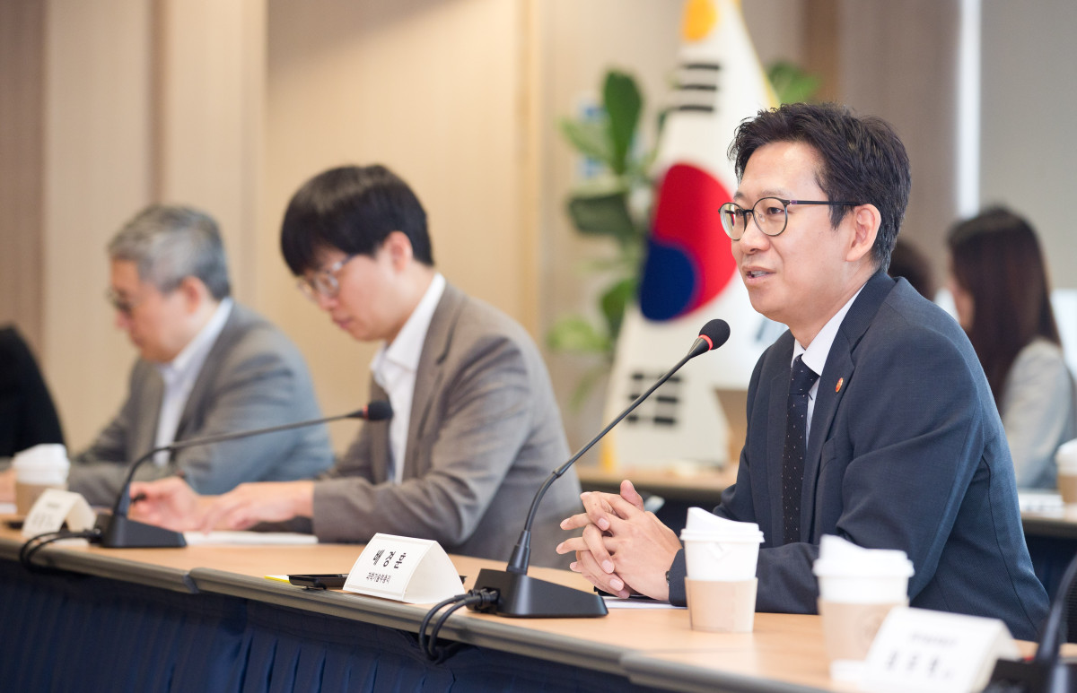 ▲배경훈 부총리 겸 과학기술정보통신부 장관이 2일 오전 서울 종로구 광화문교보빌딩 국가과학기술자문회의 대회의실에서네이버, 카카오, 쿠팡, 우아한형제들 등 플랫폼사 CEO CISO들과 정보보호 강화 방안을 논의하고 있다. (사진제공=과학기술정보통신부)