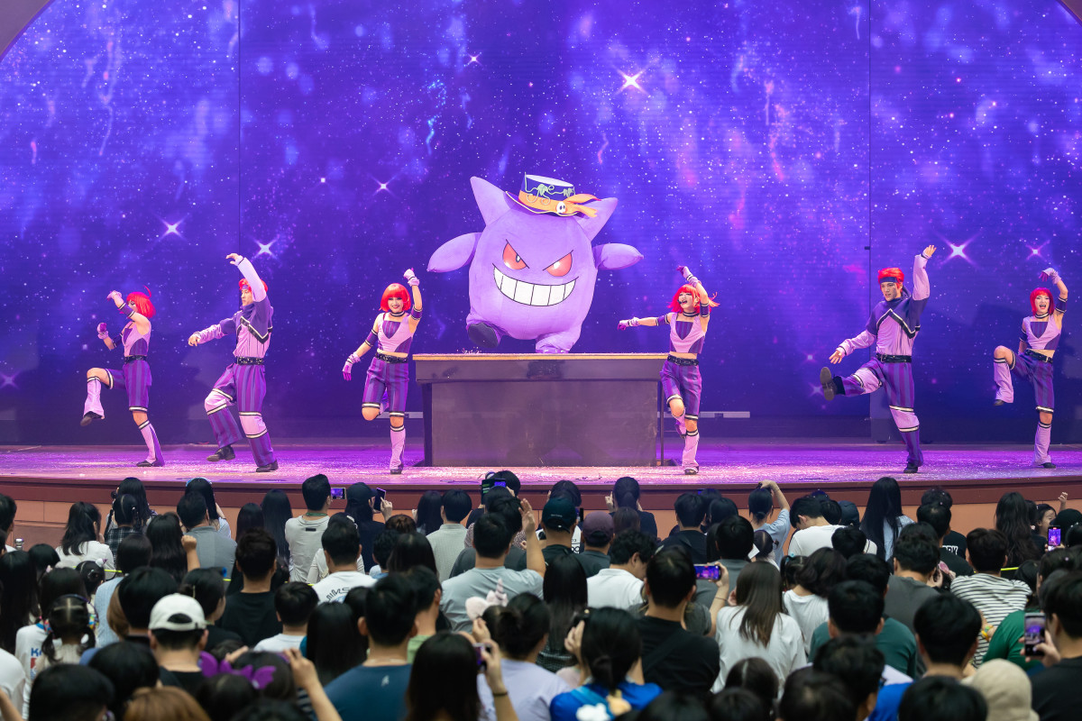 ▲포켓몬 월드 어드벤처 '고스트 파티' 관람하는 손님들 (사진제공=롯데월드)